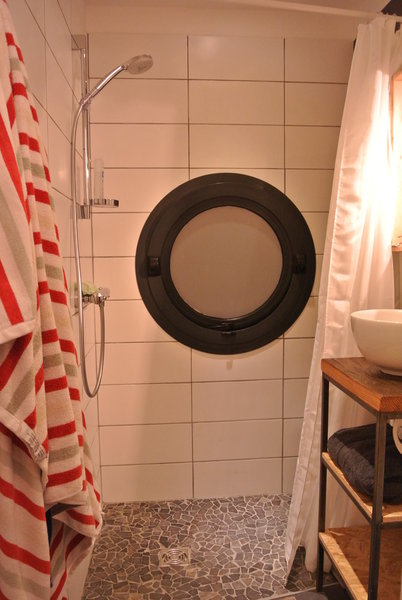 C’est une maison comme une autre, avec des prestations haut de gamme et une douche à la décoration soignée.