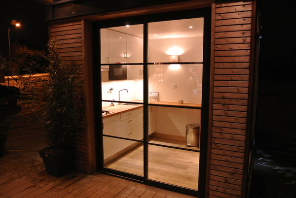 Plongée nocturne dans le module N° 2 et sa cuisine équipée.