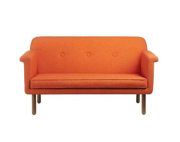 Forme typiquement fifties pour le sofa orange en noyer et feutre. 150 x 78 x 79 cm.  2890 €. Orla Kiely. Fleux. www.fleux.com
