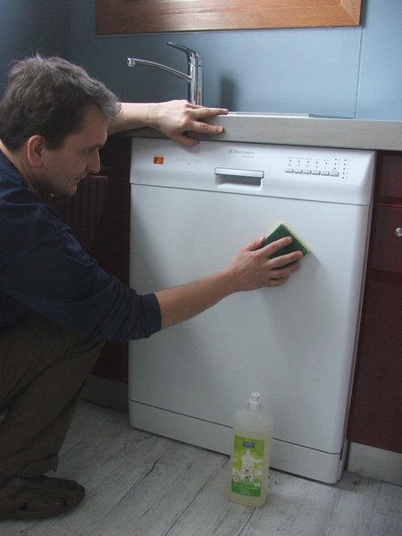 Etape 1 : Nettoyer la surface de la porte de placard ou d’électroménager, afin de la dégraisser, à l’aide d’un produit ménager : type liquide vaisselle.