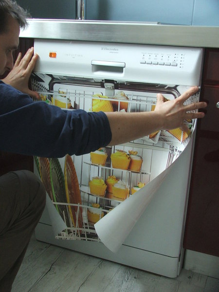 Etape 2 : Sans ôter la pellicule du dos du sticker, positionner votre sticker décoratif à blanc, afin de vous rendre compte de son emprise.