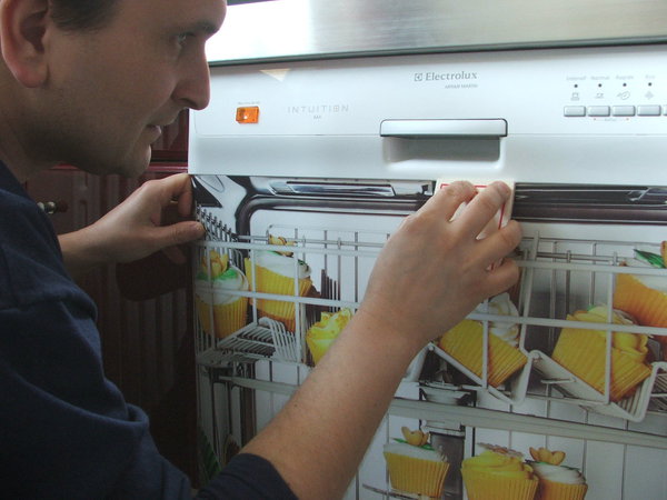 Etape 5 : Parfaire l’ajustage du sticker, en insistant sur le pourtour de ce dernier, avec la feutrine ou le chiffon, afin de bien le faire adhérer sur le support.