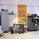 Ambiance Junior avec bureau L50, chaise et table papillon et armoire culte.