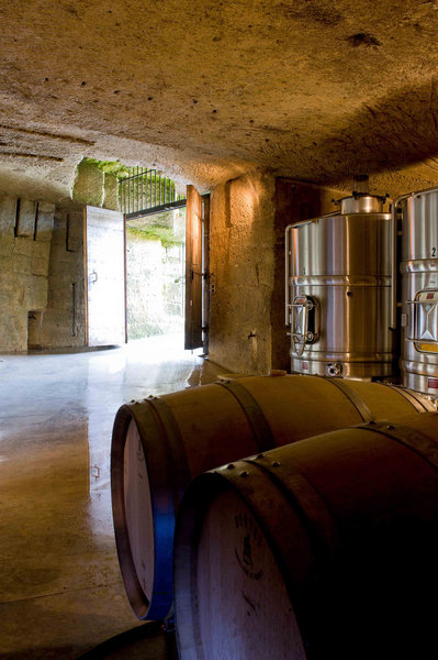 Le chais du château Les Grandes Murailles.