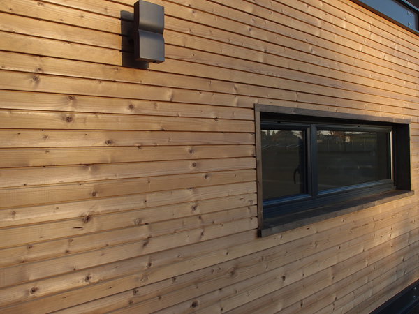 Un bardage de bois et des détails soignés habillent les façades des modules Iroko.