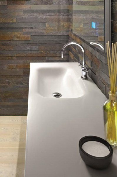 Façonné avec des joints imperceptibles, le Corian affiche un rendu impeccable. Il s’intègre harmonieusement sans discontinuité au matériau auquel il est associé.