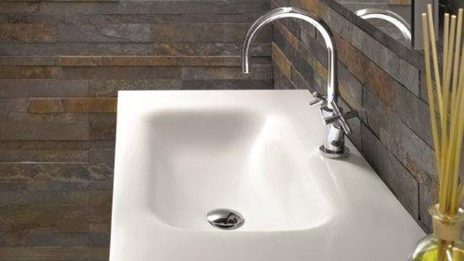 Façonné avec des joints imperceptibles, le Corian affiche un rendu impeccable. Il s’intègre harmonieusement sans discontinuité au matériau auquel il est associé.