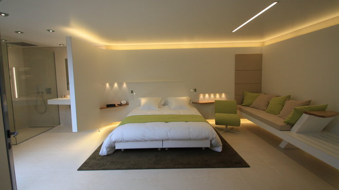 Aménagement d’une chambre d’hôtel par les architectes Boissière et Gaulay, avec une vasque en Corian pour une chambre ouverte sur la salle de bains. Hôtel Le Saison à Saint-Grégoire.