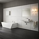 Ensemble de bain « Warp » dessiné par Carlo dal Bianco avec un mur couvert de Corian et une extension en trois dimensions comprenant une baignoire, un lavabo, des étagères et une douche. Ensemble de bain « Warp » dessiné par Carlo dal Bianco avec un mur couvert de Corian et une extension en trois dimensions comprenant une baignoire, un lavabo, des étagères et une douche.