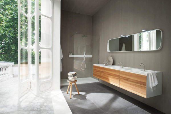 Mobilier de salle de bains « Ergo-Nomic » dessiné par Giulio Gianturco, composé d’une baignoire, un lavabo, des étagères et une douche en Corian.