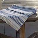 Intemporelle, une nappe rayée esprit bistrot qui accompagne vos repas en pleine saison. Nappe en lin  trinquette bleue, Philogène Ravel.