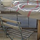 Une nappe élégante pour un repas aussi bien à l’intérieur qu’à l’extérieur. Nappe tartane en lin rouge horizontal, Philogène Ravel.