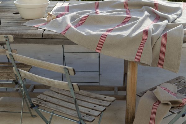 Une nappe élégante pour un repas aussi bien à l’intérieur qu’à l’extérieur. Nappe tartane en lin rouge horizontal, Philogène Ravel.
