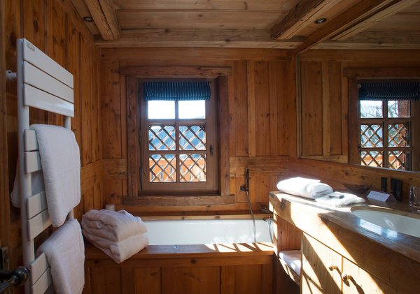 L’espace bain, dans un écrin de bois joue la simplicité.