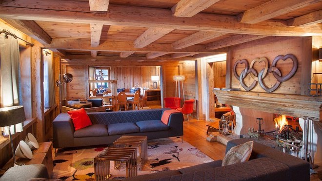 Style chalet réinventé  pour ce salon où modernité et tradition cohabitent dans un savant dosage de rusticité et de raffinement.