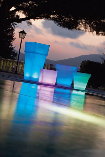 Des cache-pots à LED intégrés. Changement de couleur à vitesse variable. Le modèle de 50 x 50 x 105 cm : 199 €. Hespéride.