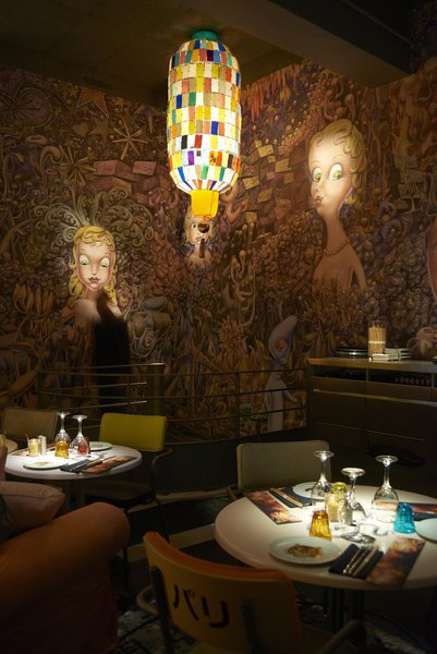 Philippe Starck a trouvé une belle inspiration pour la décoration du nouveau restaurant parisien Miss Ko, avenue George V avec un décor omniprésent hongkongais et fantasmagorique.