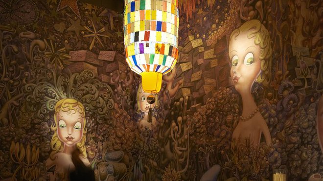 Philippe Starck a trouvé une belle inspiration pour la décoration du nouveau restaurant parisien Miss Ko, avenue George V avec un décor omniprésent hongkongais et fantasmagorique. Philippe Starck a trouvé une belle inspiration pour la décoration du nouveau restaurant parisien Miss Ko, avenue George V avec un décor omniprésent hongkongais et fantasmagorique.