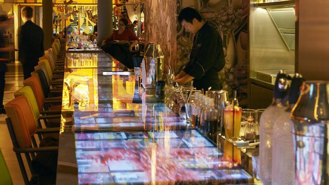 Sérigraphies à tout-va, imprimés et motifs asiatiques pour un dîner hors du temps. Sérigraphies à tout-va, imprimés et motifs asiatiques pour un dîner hors du temps.