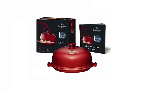 Pour reproduire à la maison l’effet du dôme des fours à pains traditionnels, Emile Henry propose son tout nouveau coffret pour réaliser soi-même un pain doré et croustillant. 119,90 €.