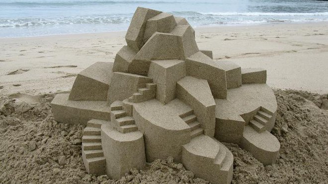Chaque château de sable émerge du terrain accidenté qui entoure comme une surface lisse, une structure tridimensionnelle.