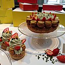 Pierre Hermé réinterprète le célèbre Saint-Honoré dans une déclinaison ultra-raffinée avec des fraises et des pistaches qu'il nomme "Montebello".