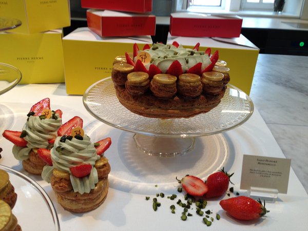 Pierre Hermé réinterprète le célèbre Saint-Honoré dans une déclinaison ultra-raffinée avec des fraises et des pistaches qu'il nomme "Montebello".