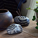 Galets amoureux en terre à grès blanche chamottée + barbotine + engobe de porcelaine blanc