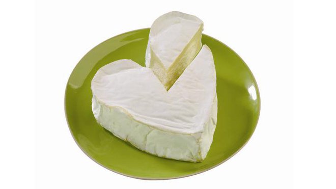 Pâte molle, au lait de vache et à croûte fleurie en forme de cœur, le Neufchâtel demeure le plus ancien des fromages normands fabriqués en pays de Bray. Pâte molle, au lait de vache et à croûte fleurie en forme de cœur, le Neufchâtel demeure le plus ancien des fromages normands fabriqués en pays de Bray.