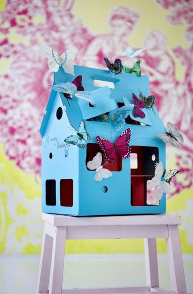 Une petite maison en carton à décorer. H 46 x 36 x 23 cm. 18 €. Mobile home bleue. Kidsonroof, chez Lili’s.
