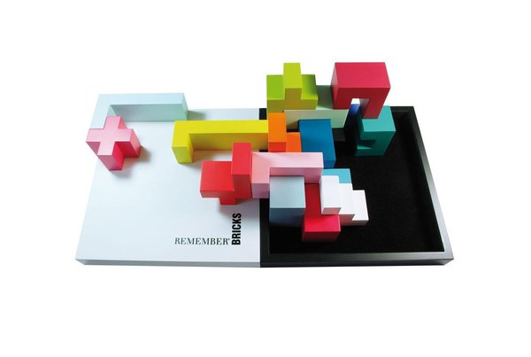 Pour les grands enfants, des briques colorées à assembler pour jouer les architectes. En hêtre massif. 59 €. Remember, chez Lili’s.