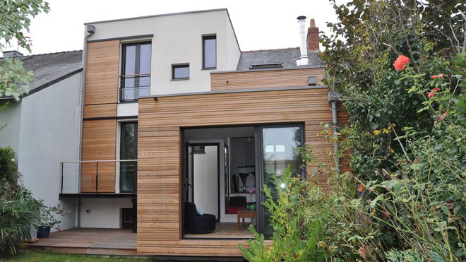 L’ensemble de la surélévation est traité à l’identique de l’existant, en enduit blanc. Des volets coulissants en bois viennent rappeler le bardage de l’extension en red cedar. L’ensemble de la surélévation est traité à l’identique de l’existant, en enduit blanc. Des volets coulissants en bois viennent rappeler le bardage de l’extension en red cedar.
