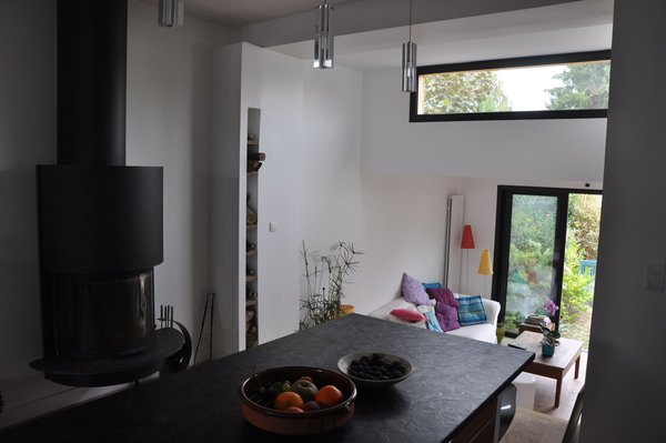 Des ouvertures pratiquées dans la façade nord de l’extension capturent la lumière naturelle.