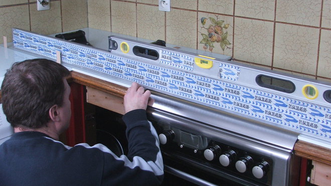 Etape 1 : Plan de travail en verre extra-blanc (Planibel Clear Vision) trempé et laqué épaisseur 12 mm. Changez votre plan de travail et optez pour le verre. Une solution hygiénique et originale.