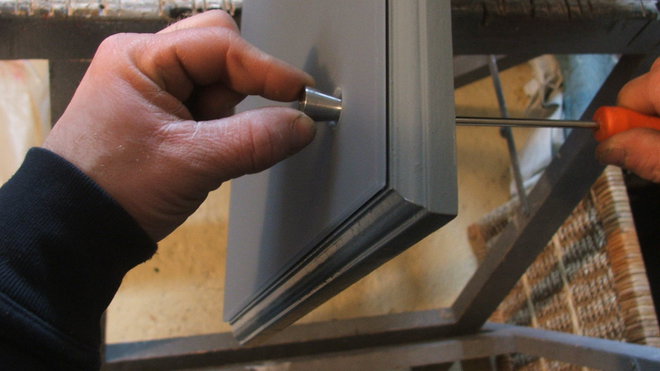 Etape 10 : Fixation traversante par vissage des boutons des façades, réservation circulaire dans le verre pour encastrement du bouton.