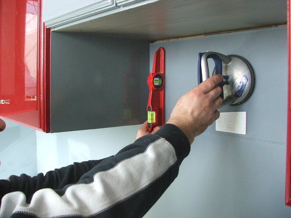 Etape 15 : Finition de la crédence sous la hotte de cuisson.