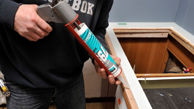 Etape 20 : Positionnement d’un tasseau de bois vissé en périphérie avant du plan de travail, pour rattrapage des épaisseurs avec l’ancien plan de travail, et finition d’étanchéité.