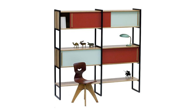 Une bibliothèque inspirée du design des années 50 et 60. Structure en tubes d’acier. Caissons et étagères en chêne massif. 840 €. Etagère Gaspard. Rien à Cirer.