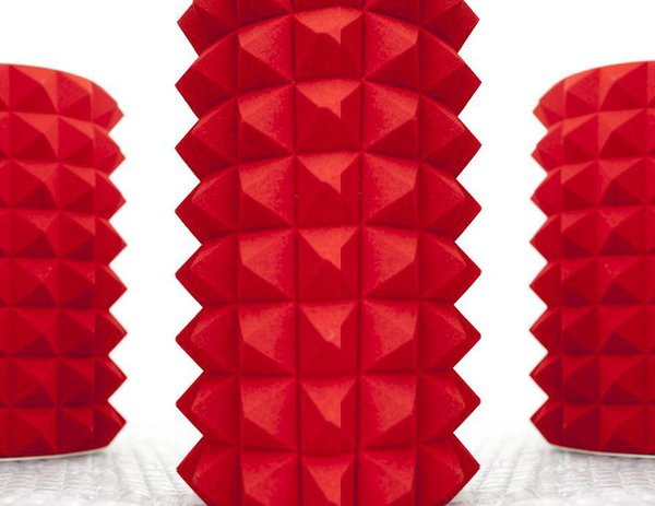 Un étonnant tabouret recouvert de pointes en diamants phoniques. Design Aude Fabry. Tabouret Rock. Zygote.