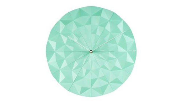 Comme une boule à facettes, une horloge à facette en plastique, psychédélique ! Diamètre 40 cm. Facet. Karlsson chez Fleux. Comme une boule à facettes, une horloge à facette en plastique, psychédélique ! Diamètre 40 cm. Facet. Karlsson chez Fleux.