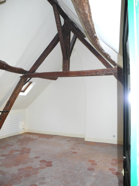 Avant : le sol était recouvert de tomettes hexagonales en terre cuite de 3 cm d’épaisseur qui pesaient au niveau de ce dernier étage. Une erreur que l’on ne commettrait plus aujourd’hui !