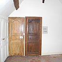 Avant : les portes rustiques et classiques qui cloisonnaient les espaces et les rangements ont été supprimées.