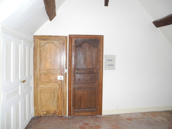 Avant : les portes rustiques et classiques qui cloisonnaient les espaces et les rangements ont été supprimées.