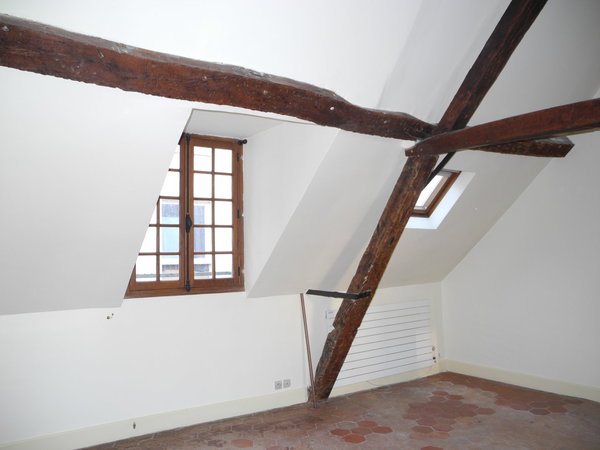 Avant : un volume sous les toits, qui offrait, en partie basse, des espaces pour intégrer des rangements.