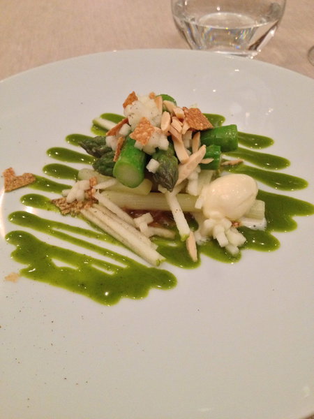 L'asperge sublimée par Christophe Aribert.