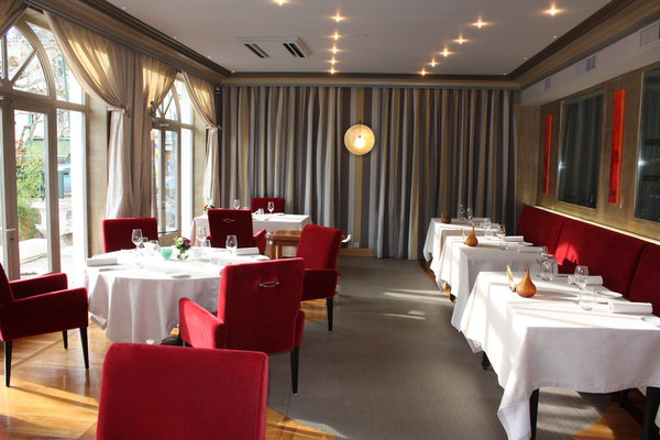 La salle du restaurant chic et élégante.