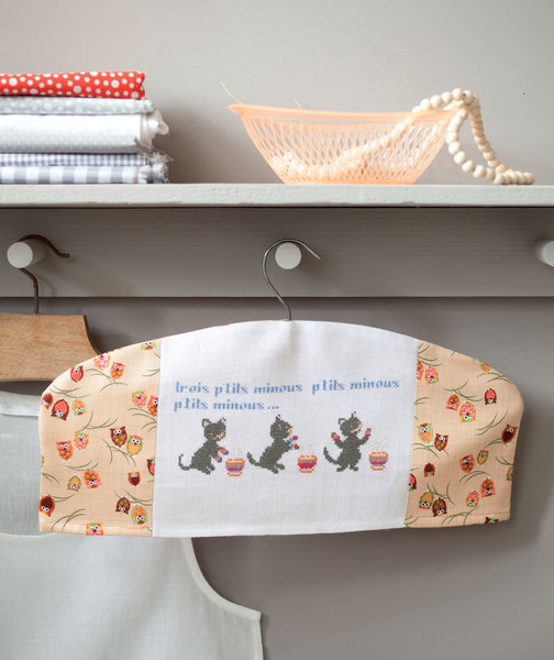 Sur l'air des chats et en porte manteau tiré du livre Les chats au point de croix page 55