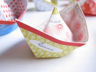 Bateau en papier message ou marque place.