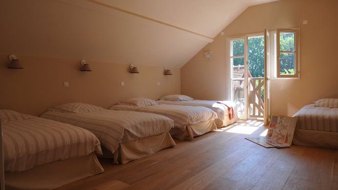 Le dortoir des garçons qui fait face au dortoir rose…des jeunes filles.