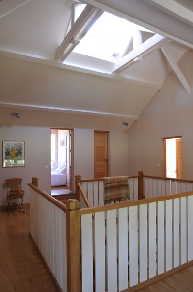 Le palier, comme l’entrée est très généreux, c’est le signe d’une grande maison. Ici l’éclairage zénithal est apporté par un « lanterneau ».